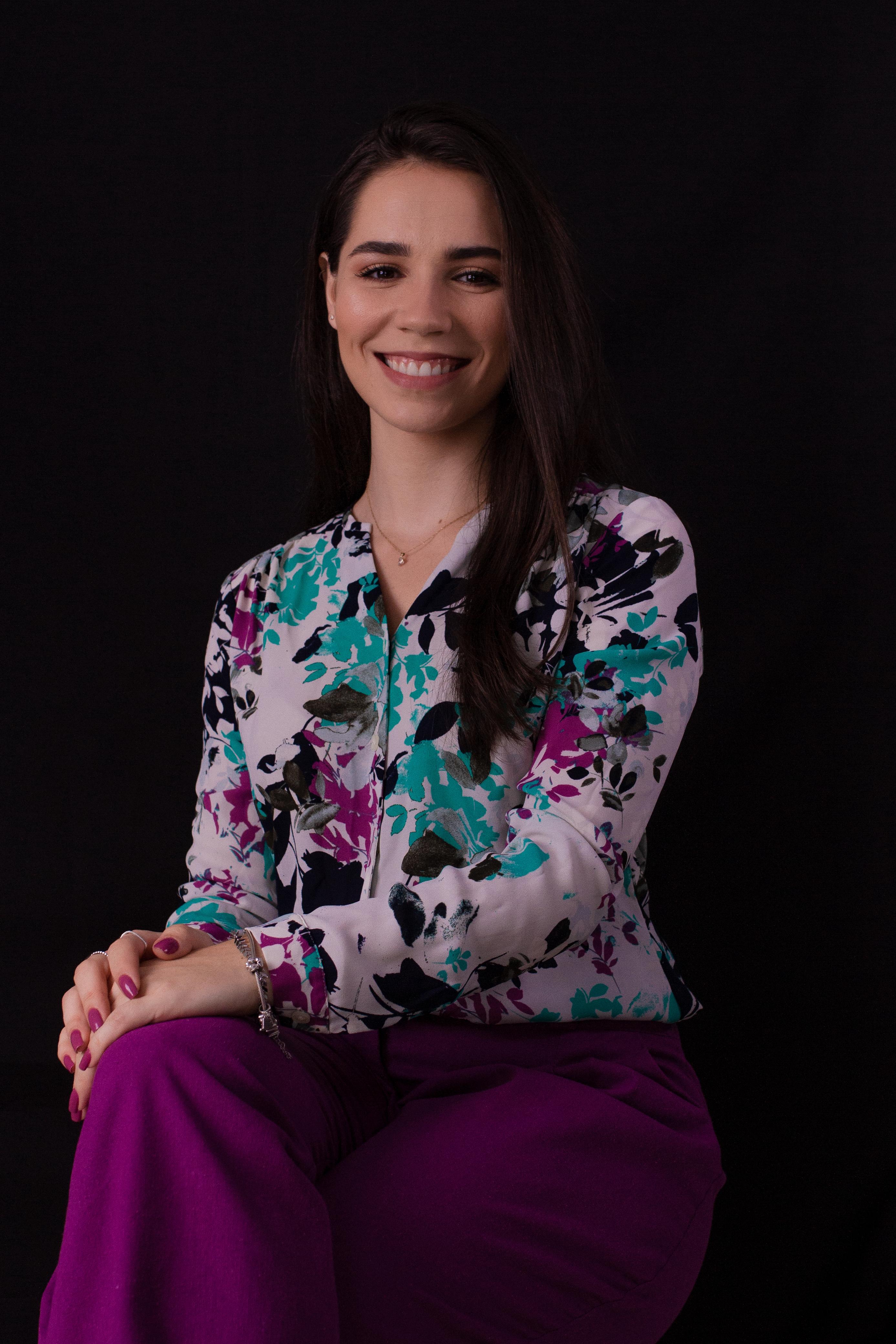 Maria Eduarda Debian em retrato profissional